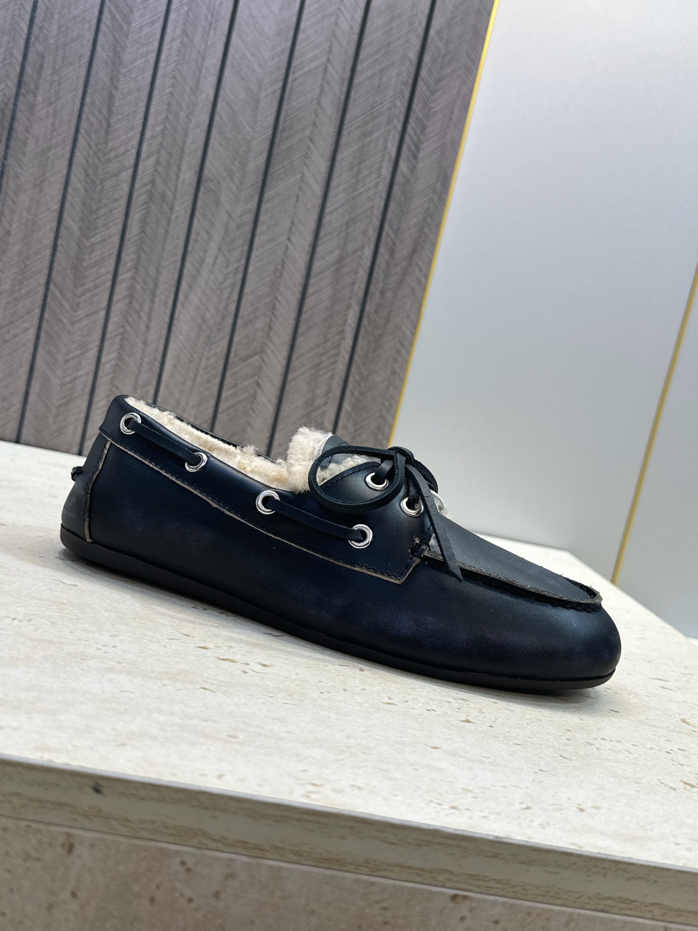 Miumiu 2026秋冬新款蝴蝶结羊羔毛休闲女鞋 缪缪字母logo平底系带圆头防寒保暖乐福鞋 材质鞋面进口小牛皮/进口 Miumiu 2026秋冬新款蝴蝶结羊羔毛休闲女鞋 缪缪字母logo平底系带圆头防寒保暖乐福鞋 材质鞋面进口小牛皮/进口