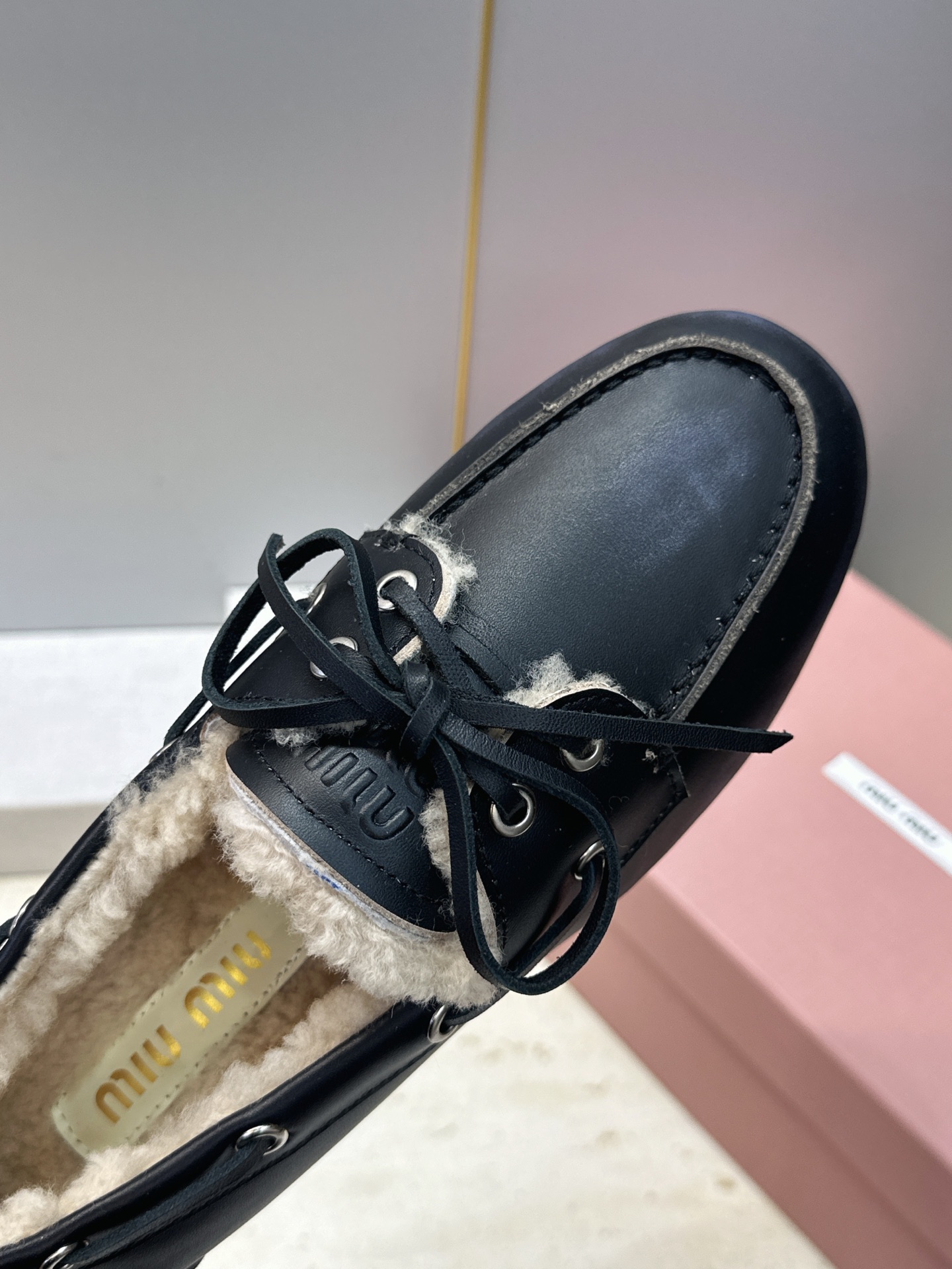 Miumiu 2026秋冬新款蝴蝶结羊羔毛休闲女鞋 缪缪字母logo平底系带圆头防寒保暖乐福鞋 材质鞋面进口小牛皮/进口 Miumiu 2026秋冬新款蝴蝶结羊羔毛休闲女鞋 缪缪字母logo平底系带圆头防寒保暖乐福鞋 材质鞋面进口小牛皮/进口