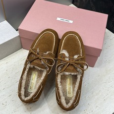 Miumiu 2026秋冬新款蝴蝶结羊羔毛休闲女鞋 缪缪字母logo平底系带圆头防寒保暖乐福鞋 材质鞋面进口小牛皮/进口 Miumiu 2026秋冬新款蝴蝶结羊羔毛休闲女鞋 缪缪字母logo平底系带圆头防寒保暖乐福鞋 材质鞋面进口小牛皮/进口