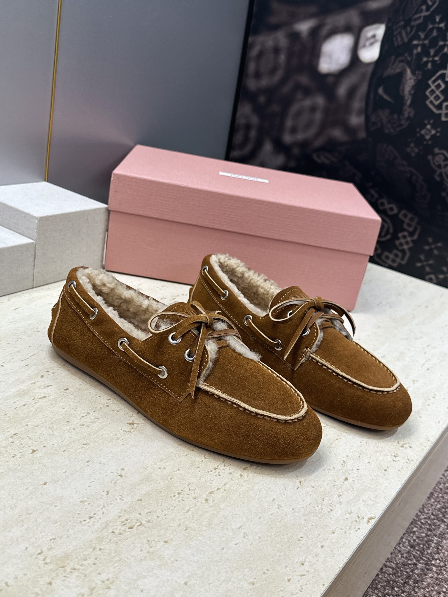 Miumiu 2026秋冬新款蝴蝶结羊羔毛休闲女鞋 缪缪字母logo平底系带圆头防寒保暖乐福鞋 材质鞋面进口小牛皮/进口