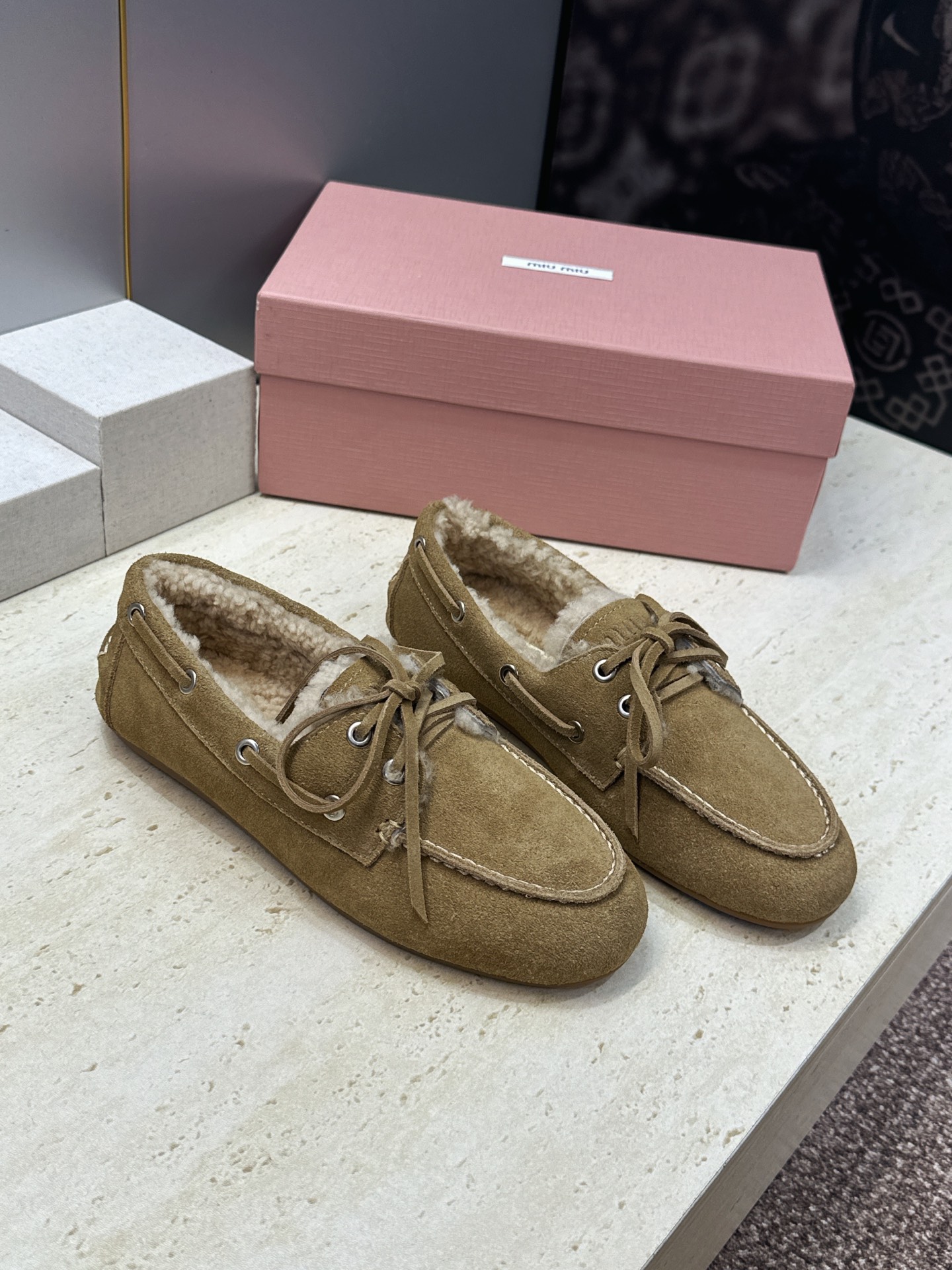 Miumiu 2026秋冬新款蝴蝶结羊羔毛休闲女鞋 缪缪字母logo平底系带圆头防寒保暖乐福鞋 材质鞋面进口小牛皮/进口