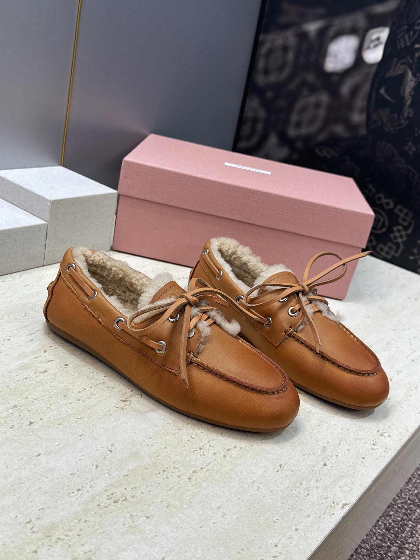 Miumiu 2026秋冬新款蝴蝶结羊羔毛休闲女鞋 缪缪字母logo平底系带圆头防寒保暖乐福鞋 材质鞋面进口小牛皮/进口