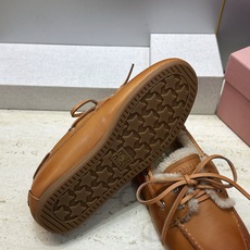 Miumiu 2026秋冬新款蝴蝶结羊羔毛休闲女鞋 缪缪字母logo平底系带圆头防寒保暖乐福鞋 材质鞋面进口小牛皮/进口 Miumiu 2026秋冬新款蝴蝶结羊羔毛休闲女鞋 缪缪字母logo平底系带圆头防寒保暖乐福鞋 材质鞋面进口小牛皮/进口