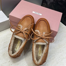 Miumiu 2026秋冬新款蝴蝶结羊羔毛休闲女鞋 缪缪字母logo平底系带圆头防寒保暖乐福鞋 材质鞋面进口小牛皮/进口 Miumiu 2026秋冬新款蝴蝶结羊羔毛休闲女鞋 缪缪字母logo平底系带圆头防寒保暖乐福鞋 材质鞋面进口小牛皮/进口