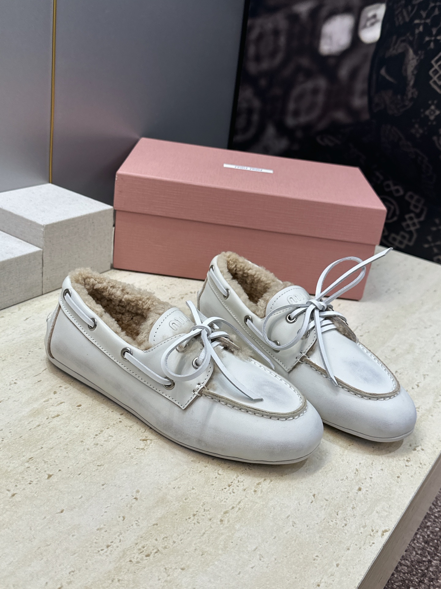 Miumiu 2026秋冬新款蝴蝶结羊羔毛休闲女鞋 缪缪字母logo平底系带圆头防寒保暖乐福鞋 材质鞋面进口小牛皮/进口