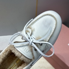 Miumiu 2026秋冬新款蝴蝶结羊羔毛休闲女鞋 缪缪字母logo平底系带圆头防寒保暖乐福鞋 材质鞋面进口小牛皮/进口 Miumiu 2026秋冬新款蝴蝶结羊羔毛休闲女鞋 缪缪字母logo平底系带圆头防寒保暖乐福鞋 材质鞋面进口小牛皮/进口