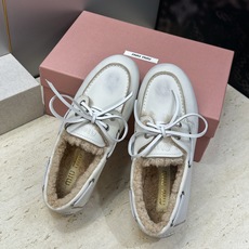 Miumiu 2026秋冬新款蝴蝶结羊羔毛休闲女鞋 缪缪字母logo平底系带圆头防寒保暖乐福鞋 材质鞋面进口小牛皮/进口 Miumiu 2026秋冬新款蝴蝶结羊羔毛休闲女鞋 缪缪字母logo平底系带圆头防寒保暖乐福鞋 材质鞋面进口小牛皮/进口