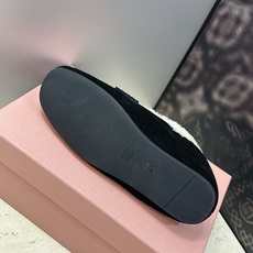 MiuMiu 2026秋冬新款时尚羊羔毛女鞋 缪缪字母logo平底方头拼色防寒保暖乐福鞋 材质鞋面进口羊猄皮+进口羊 MiuMiu 2026秋冬新款时尚羊羔毛女鞋 缪缪字母logo平底方头拼色防寒保暖乐福鞋 材质鞋面进口羊猄皮+进口羊