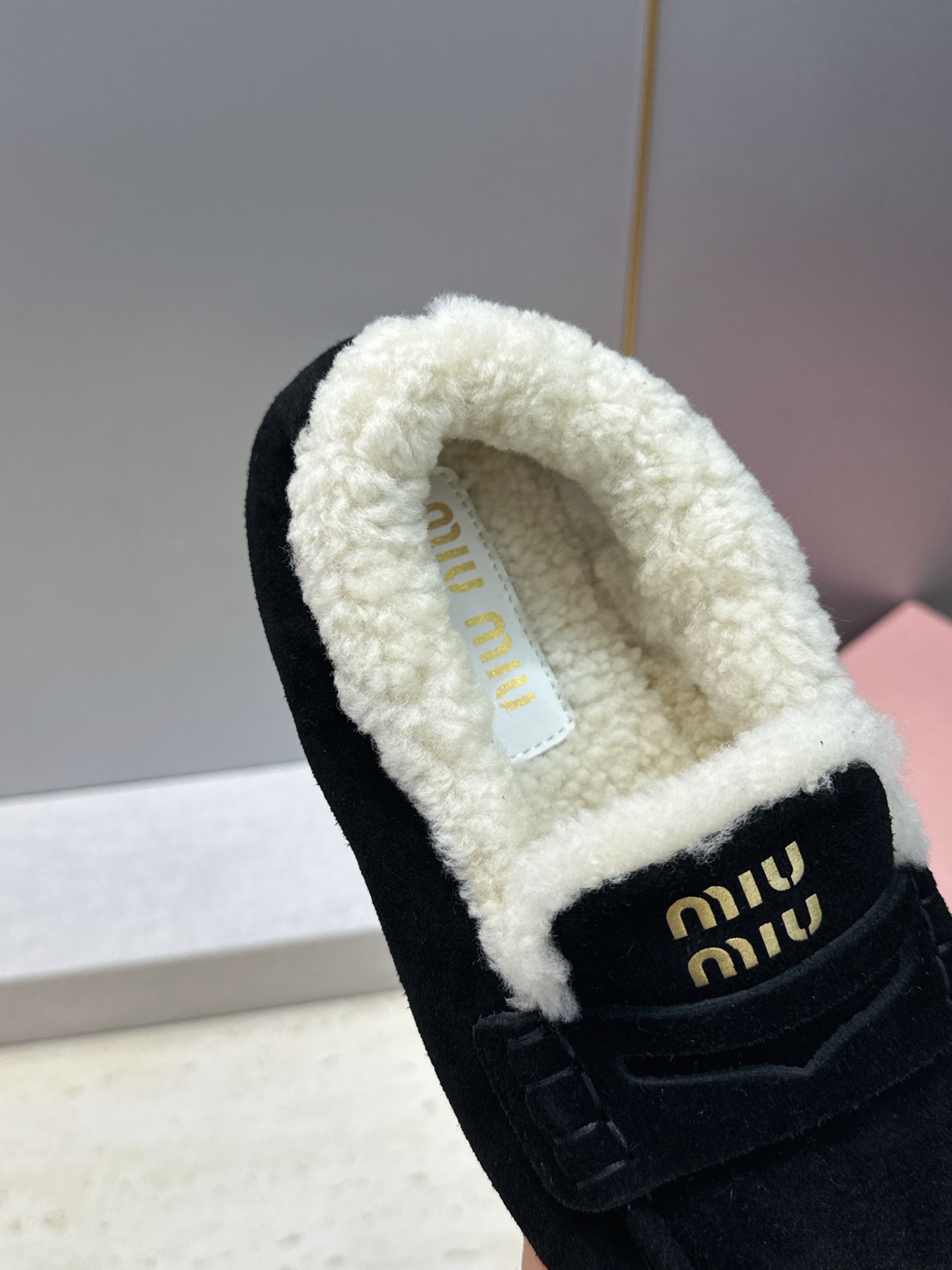 MiuMiu 2026秋冬新款时尚羊羔毛女鞋 缪缪字母logo平底方头拼色防寒保暖乐福鞋 材质鞋面进口羊猄皮+进口羊 MiuMiu 2026秋冬新款时尚羊羔毛女鞋 缪缪字母logo平底方头拼色防寒保暖乐福鞋 材质鞋面进口羊猄皮+进口羊