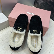 MiuMiu 2026秋冬新款时尚羊羔毛女鞋 缪缪字母logo平底方头拼色防寒保暖乐福鞋 材质鞋面进口羊猄皮+进口羊 MiuMiu 2026秋冬新款时尚羊羔毛女鞋 缪缪字母logo平底方头拼色防寒保暖乐福鞋 材质鞋面进口羊猄皮+进口羊