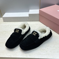 MiuMiu 2026秋冬新款时尚羊羔毛女鞋 缪缪字母logo平底方头拼色防寒保暖乐福鞋 材质鞋面进口羊猄皮+进口羊 MiuMiu 2026秋冬新款时尚羊羔毛女鞋 缪缪字母logo平底方头拼色防寒保暖乐福鞋 材质鞋面进口羊猄皮+进口羊