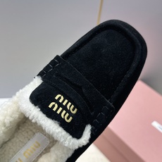 MiuMiu 2026秋冬新款时尚羊羔毛女鞋 缪缪字母logo平底方头拼色防寒保暖乐福鞋 材质鞋面进口羊猄皮+进口羊 MiuMiu 2026秋冬新款时尚羊羔毛女鞋 缪缪字母logo平底方头拼色防寒保暖乐福鞋 材质鞋面进口羊猄皮+进口羊