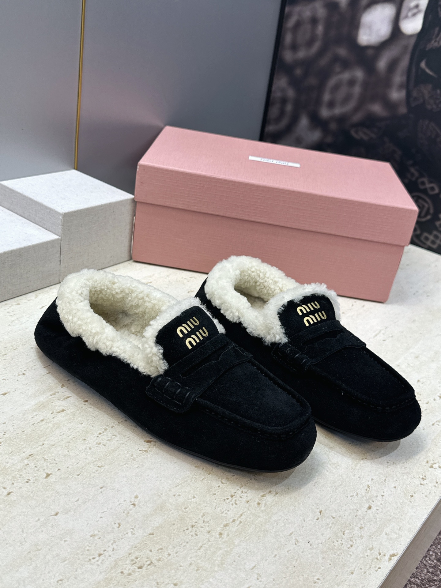 MiuMiu  2026秋冬新款时尚羊羔毛女鞋 缪缪字母logo平底方头拼色防寒保暖乐福鞋  材质鞋面进口羊猄皮+进口羊
