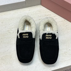 MiuMiu 2026秋冬新款时尚羊羔毛女鞋 缪缪字母logo平底方头拼色防寒保暖乐福鞋 材质鞋面进口羊猄皮+进口羊 MiuMiu 2026秋冬新款时尚羊羔毛女鞋 缪缪字母logo平底方头拼色防寒保暖乐福鞋 材质鞋面进口羊猄皮+进口羊