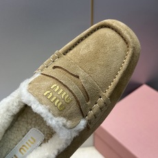 MiuMiu 2026秋冬新款时尚羊羔毛女鞋 缪缪字母logo平底方头拼色防寒保暖乐福鞋 材质鞋面进口羊猄皮+进口羊 MiuMiu 2026秋冬新款时尚羊羔毛女鞋 缪缪字母logo平底方头拼色防寒保暖乐福鞋 材质鞋面进口羊猄皮+进口羊