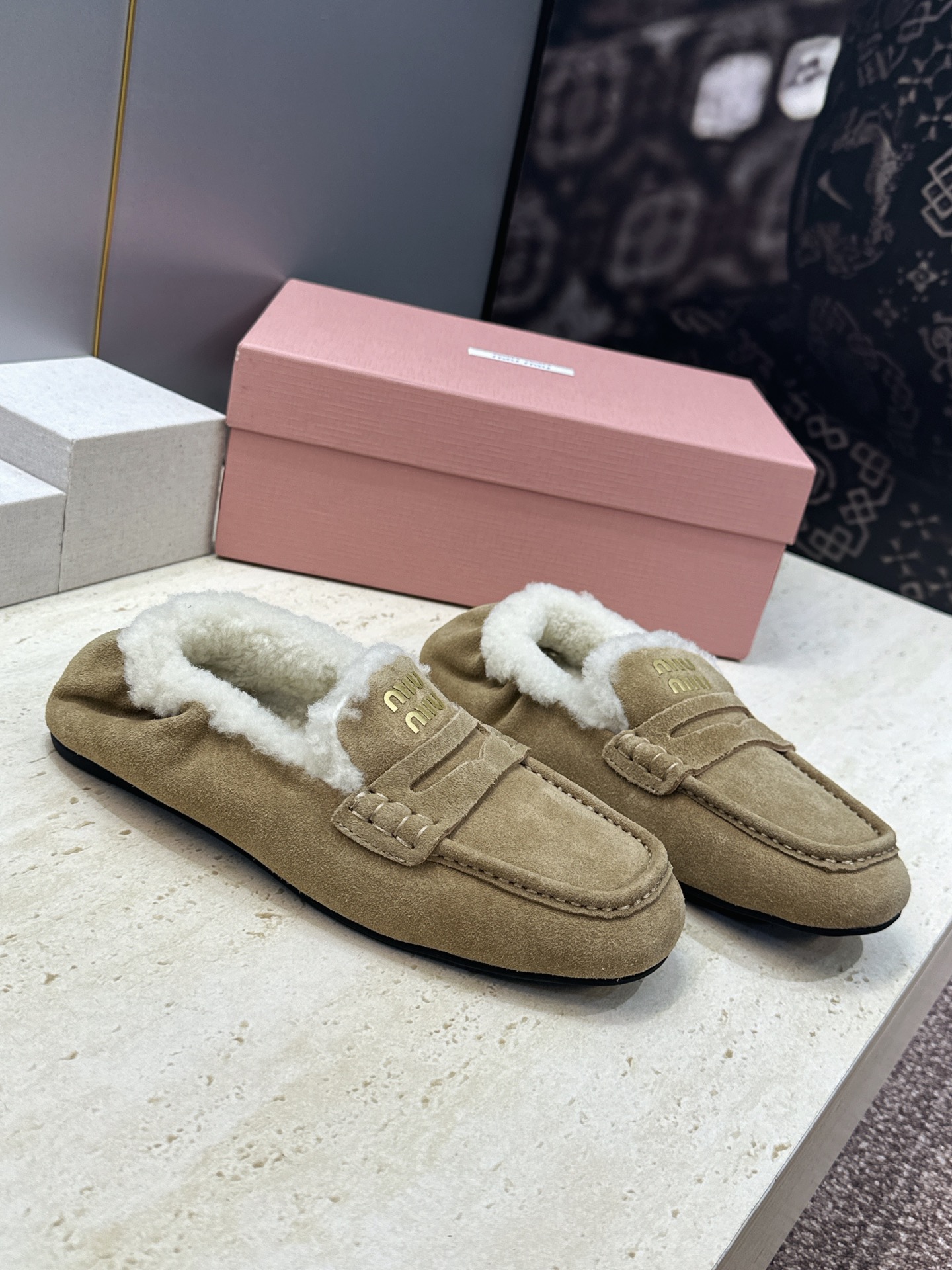 MiuMiu  2026秋冬新款时尚羊羔毛女鞋 缪缪字母logo平底方头拼色防寒保暖乐福鞋  材质鞋面进口羊猄皮+进口羊