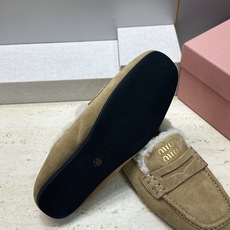 MiuMiu 2026秋冬新款时尚羊羔毛女鞋 缪缪字母logo平底方头拼色防寒保暖乐福鞋 材质鞋面进口羊猄皮+进口羊 MiuMiu 2026秋冬新款时尚羊羔毛女鞋 缪缪字母logo平底方头拼色防寒保暖乐福鞋 材质鞋面进口羊猄皮+进口羊