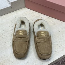 MiuMiu 2026秋冬新款时尚羊羔毛女鞋 缪缪字母logo平底方头拼色防寒保暖乐福鞋 材质鞋面进口羊猄皮+进口羊 MiuMiu 2026秋冬新款时尚羊羔毛女鞋 缪缪字母logo平底方头拼色防寒保暖乐福鞋 材质鞋面进口羊猄皮+进口羊