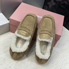 MiuMiu 2026秋冬新款时尚羊羔毛女鞋 缪缪字母logo平底方头拼色防寒保暖乐福鞋 材质鞋面进口羊猄皮+进口羊 MiuMiu 2026秋冬新款时尚羊羔毛女鞋 缪缪字母logo平底方头拼色防寒保暖乐福鞋 材质鞋面进口羊猄皮+进口羊