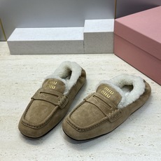 MiuMiu 2026秋冬新款时尚羊羔毛女鞋 缪缪字母logo平底方头拼色防寒保暖乐福鞋 材质鞋面进口羊猄皮+进口羊 MiuMiu 2026秋冬新款时尚羊羔毛女鞋 缪缪字母logo平底方头拼色防寒保暖乐福鞋 材质鞋面进口羊猄皮+进口羊