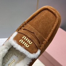 MiuMiu 2026秋冬新款时尚羊羔毛女鞋 缪缪字母logo平底方头拼色防寒保暖乐福鞋 材质鞋面进口羊猄皮+进口羊 MiuMiu 2026秋冬新款时尚羊羔毛女鞋 缪缪字母logo平底方头拼色防寒保暖乐福鞋 材质鞋面进口羊猄皮+进口羊