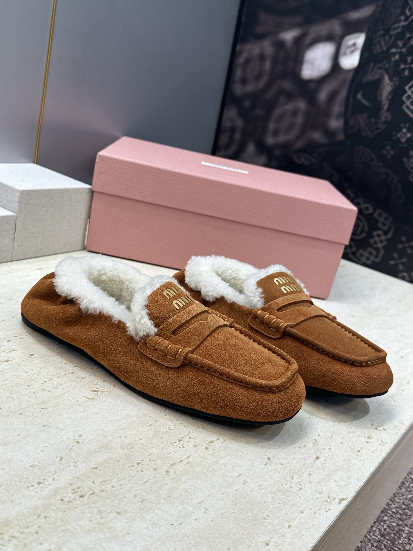 MiuMiu  2026秋冬新款时尚羊羔毛女鞋 缪缪字母logo平底方头拼色防寒保暖乐福鞋  材质鞋面进口羊猄皮+进口羊