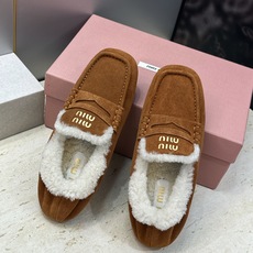 MiuMiu 2026秋冬新款时尚羊羔毛女鞋 缪缪字母logo平底方头拼色防寒保暖乐福鞋 材质鞋面进口羊猄皮+进口羊 MiuMiu 2026秋冬新款时尚羊羔毛女鞋 缪缪字母logo平底方头拼色防寒保暖乐福鞋 材质鞋面进口羊猄皮+进口羊