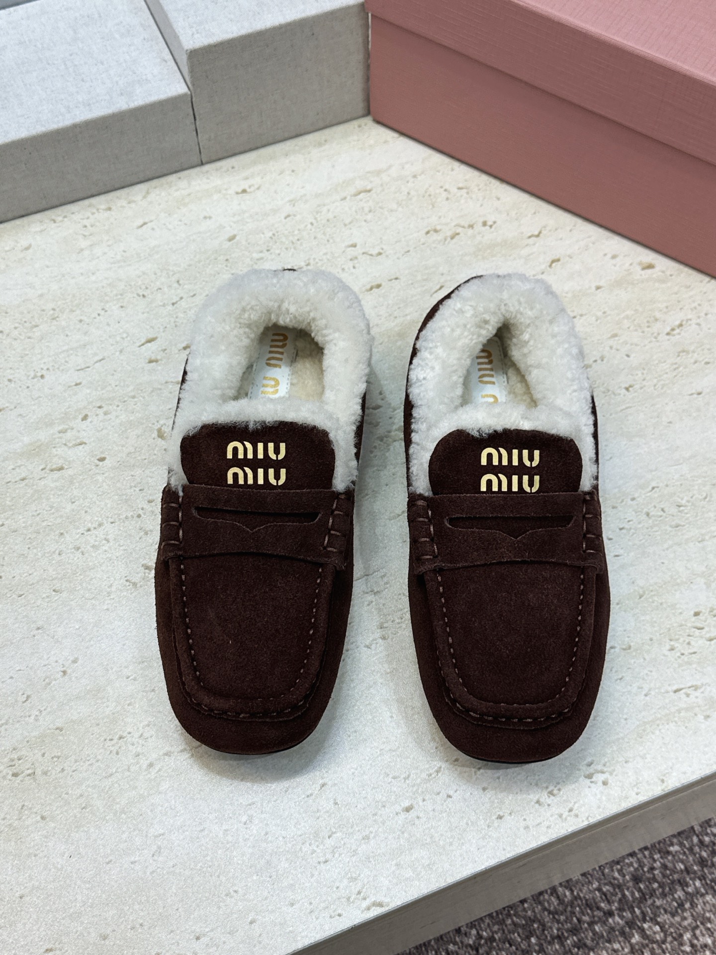 MiuMiu  2026秋冬新款时尚羊羔毛女鞋 缪缪字母logo平底方头拼色防寒保暖乐福鞋  材质鞋面进口羊猄皮+进口羊