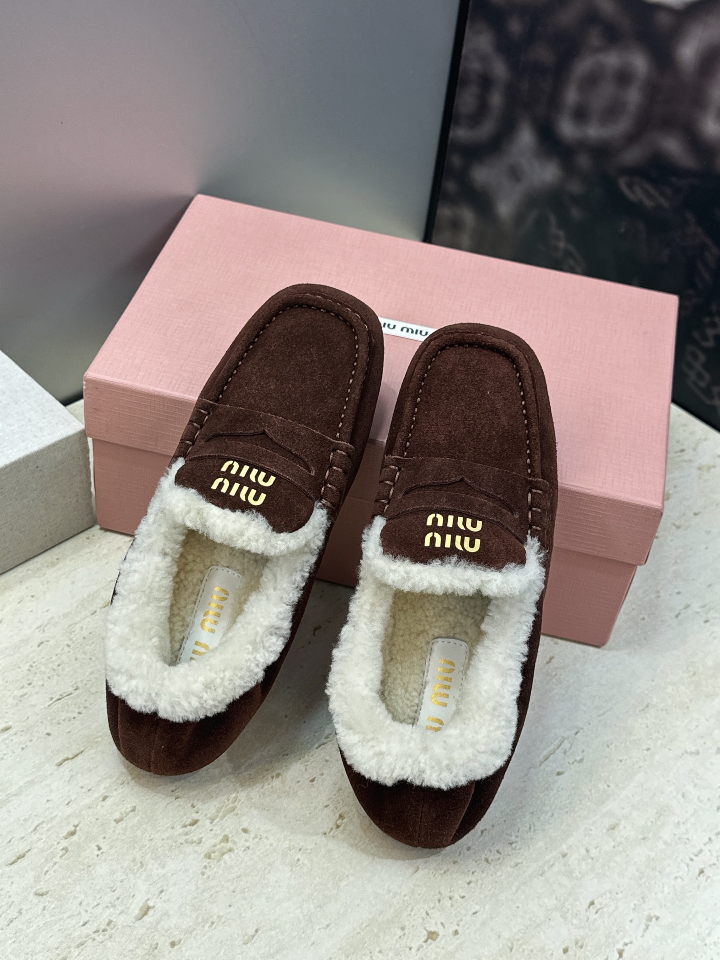 MiuMiu  2026秋冬新款时尚羊羔毛女鞋 缪缪字母logo平底方头拼色防寒保暖乐福鞋  材质鞋面进口羊猄皮+进口羊