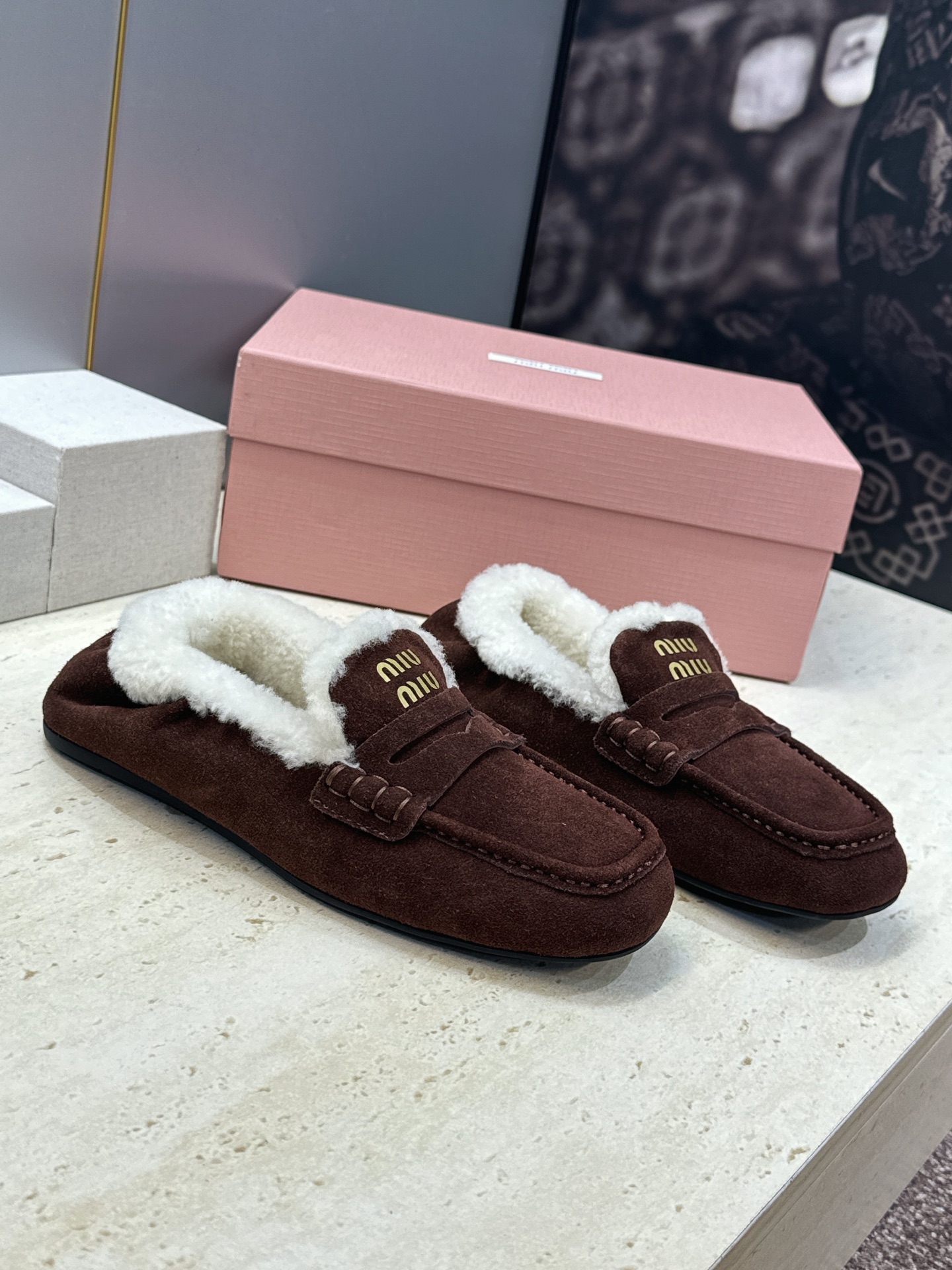 MiuMiu  2026秋冬新款时尚羊羔毛女鞋 缪缪字母logo平底方头拼色防寒保暖乐福鞋  材质鞋面进口羊猄皮+进口羊