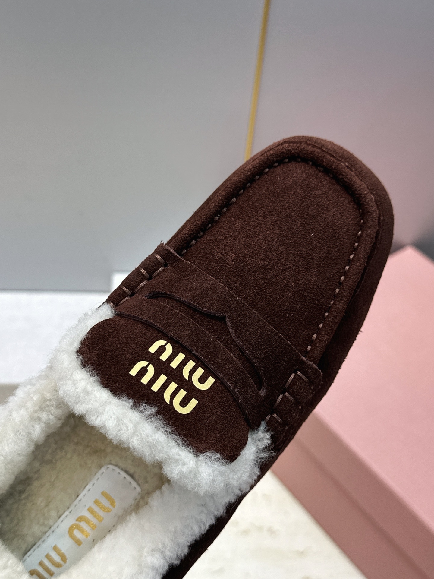MiuMiu  2026秋冬新款时尚羊羔毛女鞋 缪缪字母logo平底方头拼色防寒保暖乐福鞋  材质鞋面进口羊猄皮+进口羊
