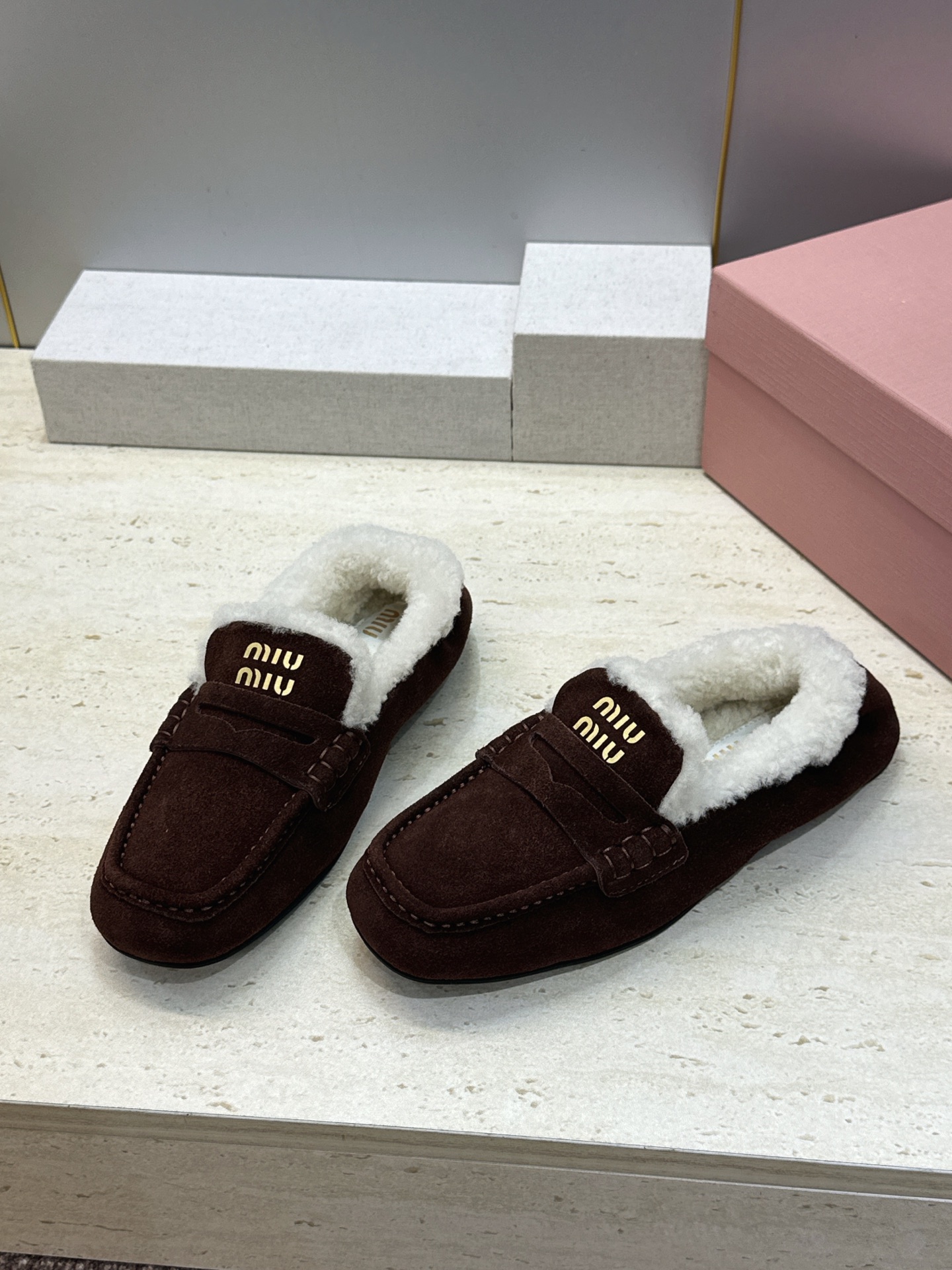 MiuMiu  2026秋冬新款时尚羊羔毛女鞋 缪缪字母logo平底方头拼色防寒保暖乐福鞋  材质鞋面进口羊猄皮+进口羊