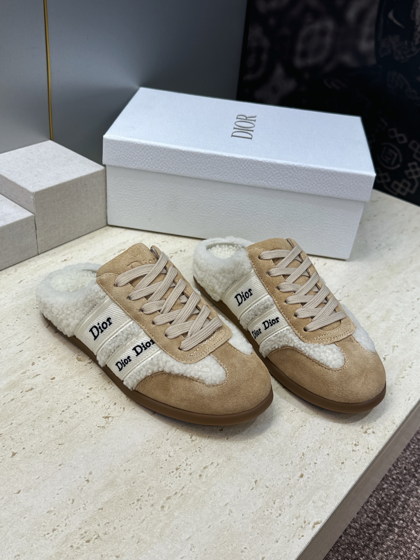 迪奥 Dior 2026秋冬新款Ribbon羊羔毛系带休闲运动女鞋 CD字母logo织带平底圆头拼色防寒保暖穆勒拖鞋  