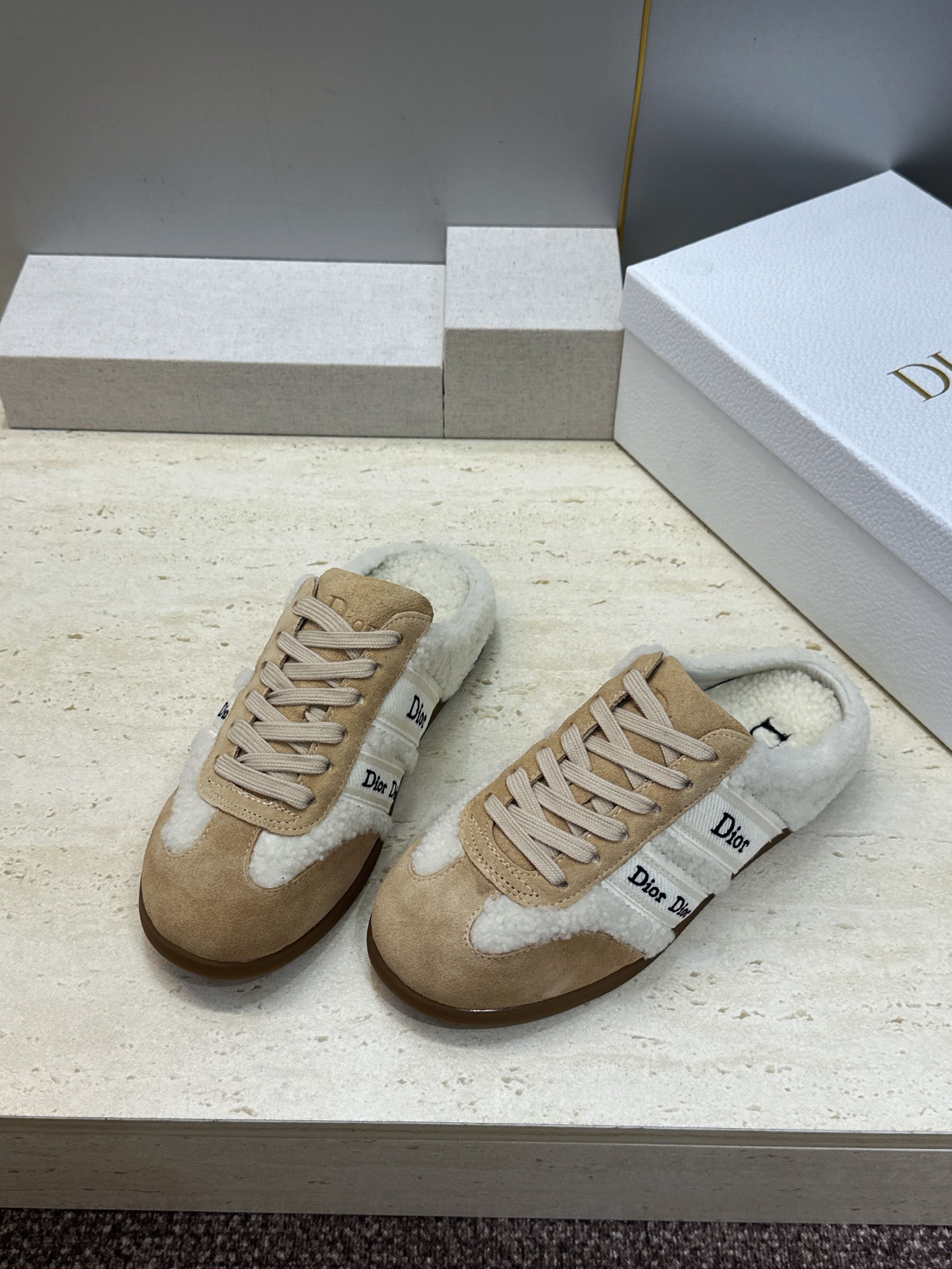 迪奥 Dior 2026秋冬新款Ribbon羊羔毛系带休闲运动女鞋 CD字母logo织带平底圆头拼色防寒保暖穆勒拖鞋  