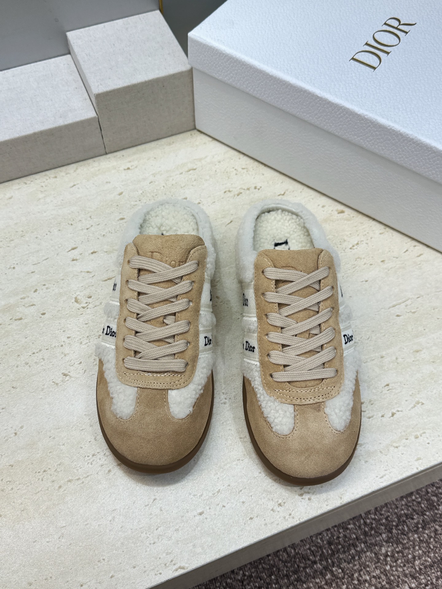 迪奥 Dior 2026秋冬新款Ribbon羊羔毛系带休闲运动女鞋 CD字母logo织带平底圆头拼色防寒保暖穆勒拖鞋  