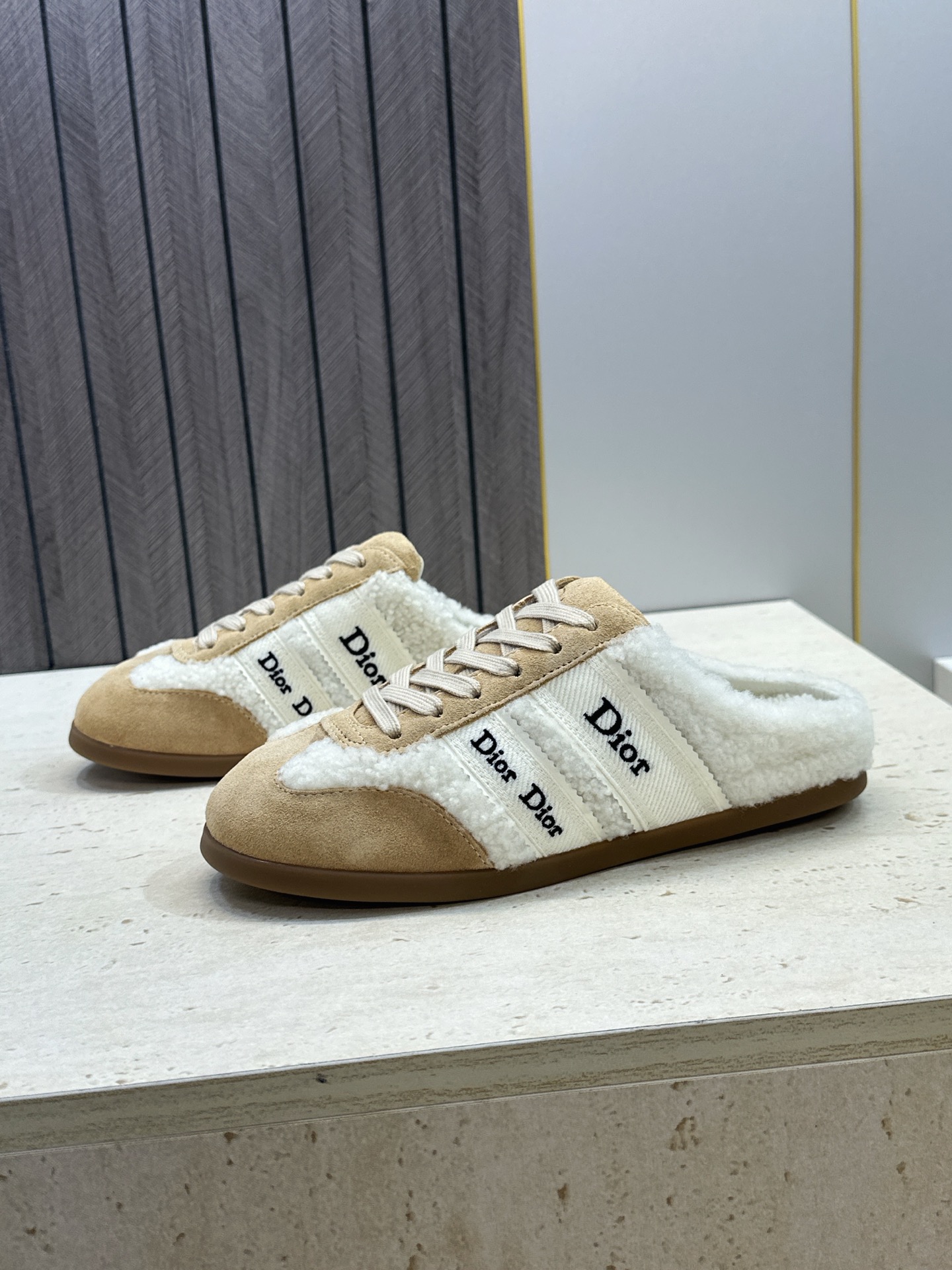 迪奥 Dior 2026秋冬新款Ribbon羊羔毛系带休闲运动女鞋 CD字母logo织带平底圆头拼色防寒保暖穆勒拖鞋  