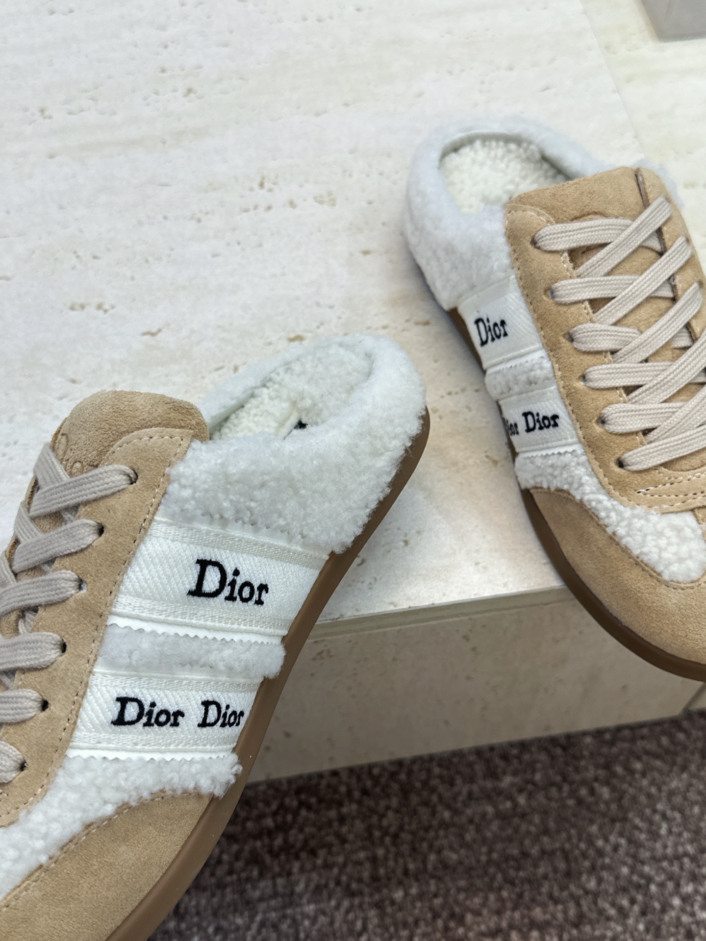 迪奥 Dior 2026秋冬新款Ribbon羊羔毛系带休闲运动女鞋 CD字母logo织带平底圆头拼色防寒保暖穆勒拖鞋  