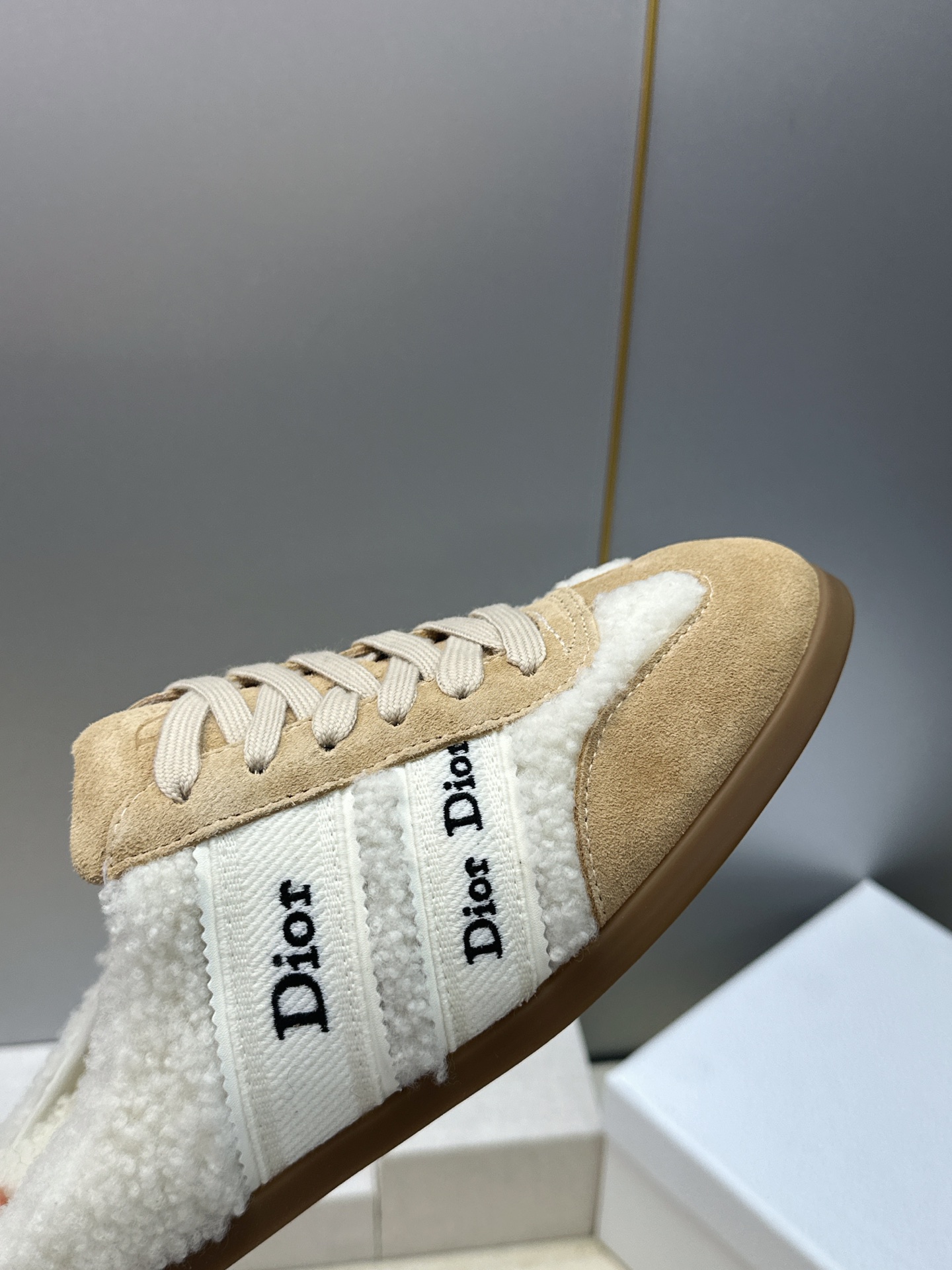 迪奥 Dior 2026秋冬新款Ribbon羊羔毛系带休闲运动女鞋 CD字母logo织带平底圆头拼色防寒保暖穆勒拖鞋  