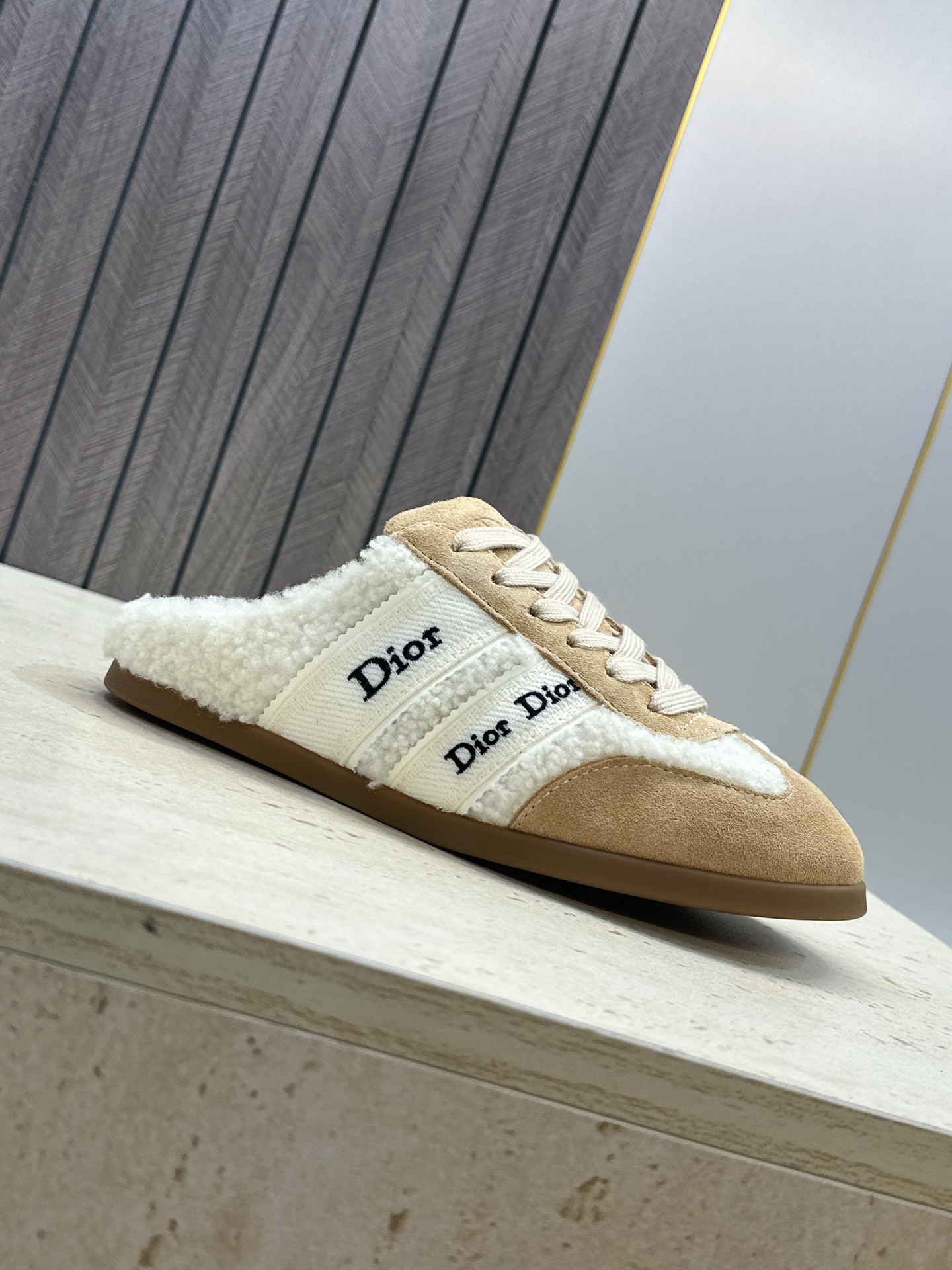 迪奥 Dior 2026秋冬新款Ribbon羊羔毛系带休闲运动女鞋 CD字母logo织带平底圆头拼色防寒保暖穆勒拖鞋  