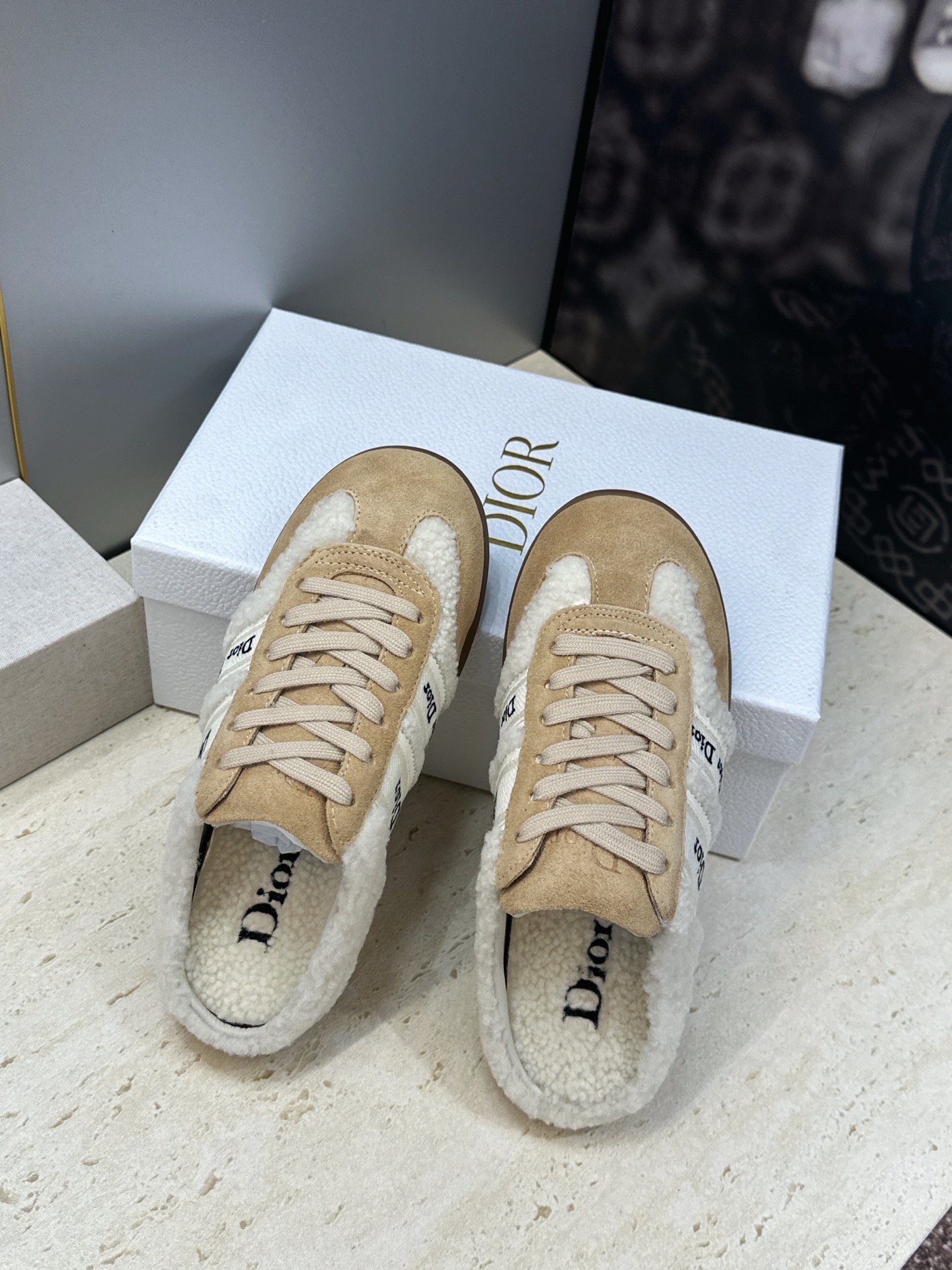 迪奥 Dior 2026秋冬新款Ribbon羊羔毛系带休闲运动女鞋 CD字母logo织带平底圆头拼色防寒保暖穆勒拖鞋  