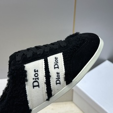迪奥 Dior 2026秋冬新款Ribbon羊羔毛系带休闲运动女鞋 CD字母logo织带平底圆头拼色防寒保暖穆勒拖鞋 迪奥 Dior 2026秋冬新款Ribbon羊羔毛系带休闲运动女鞋 CD字母logo织带平底圆头拼色防寒保暖穆勒拖鞋