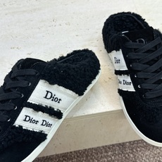 迪奥 Dior 2026秋冬新款Ribbon羊羔毛系带休闲运动女鞋 CD字母logo织带平底圆头拼色防寒保暖穆勒拖鞋 迪奥 Dior 2026秋冬新款Ribbon羊羔毛系带休闲运动女鞋 CD字母logo织带平底圆头拼色防寒保暖穆勒拖鞋