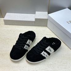 迪奥 Dior 2026秋冬新款Ribbon羊羔毛系带休闲运动女鞋 CD字母logo织带平底圆头拼色防寒保暖穆勒拖鞋 迪奥 Dior 2026秋冬新款Ribbon羊羔毛系带休闲运动女鞋 CD字母logo织带平底圆头拼色防寒保暖穆勒拖鞋