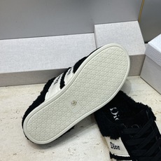 迪奥 Dior 2026秋冬新款Ribbon羊羔毛系带休闲运动女鞋 CD字母logo织带平底圆头拼色防寒保暖穆勒拖鞋 迪奥 Dior 2026秋冬新款Ribbon羊羔毛系带休闲运动女鞋 CD字母logo织带平底圆头拼色防寒保暖穆勒拖鞋