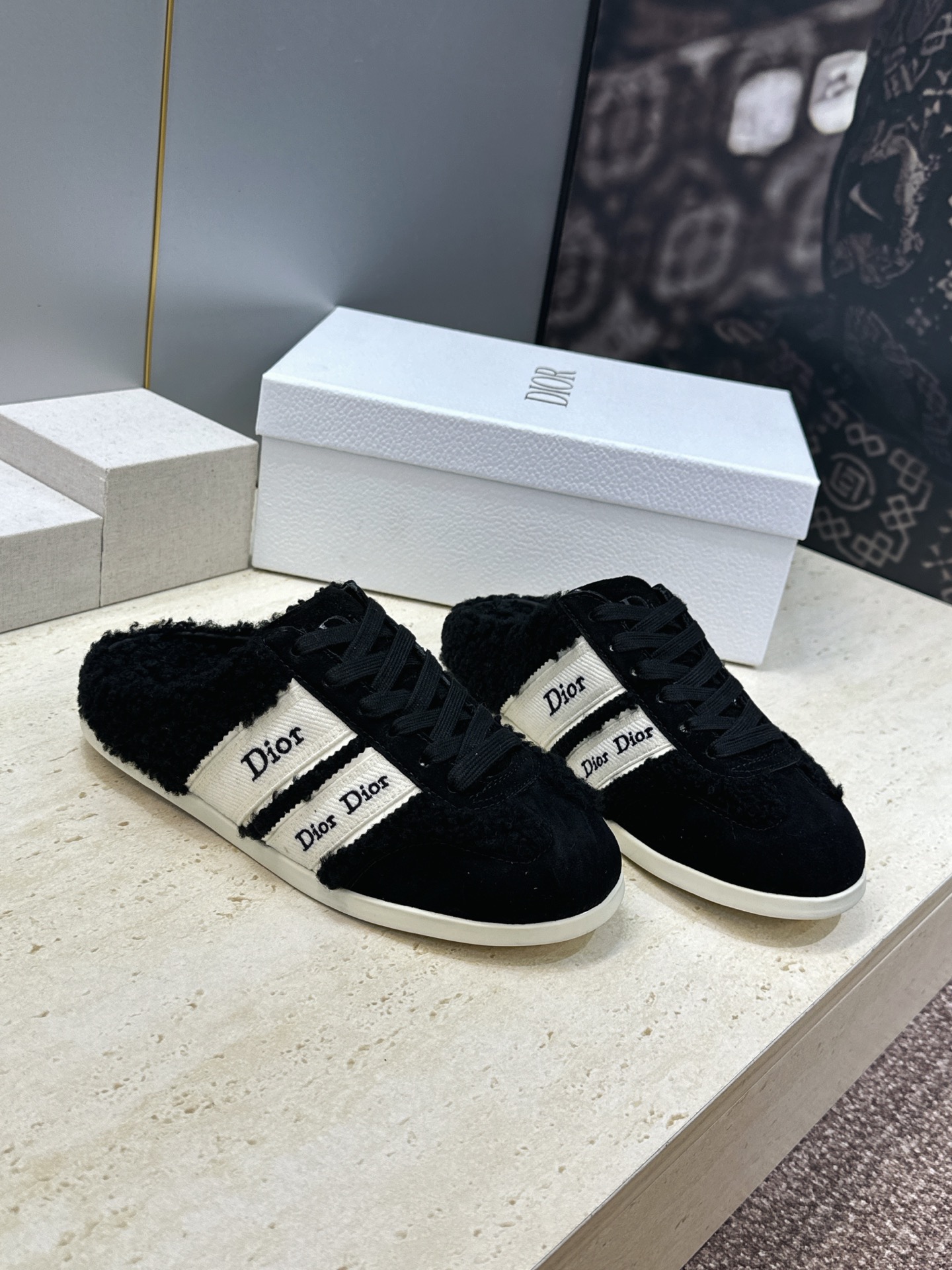 迪奥 Dior 2026秋冬新款Ribbon羊羔毛系带休闲运动女鞋 CD字母logo织带平底圆头拼色防寒保暖穆勒拖鞋  
