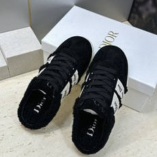 迪奥 Dior 2026秋冬新款Ribbon羊羔毛系带休闲运动女鞋 CD字母logo织带平底圆头拼色防寒保暖穆勒拖鞋 迪奥 Dior 2026秋冬新款Ribbon羊羔毛系带休闲运动女鞋 CD字母logo织带平底圆头拼色防寒保暖穆勒拖鞋