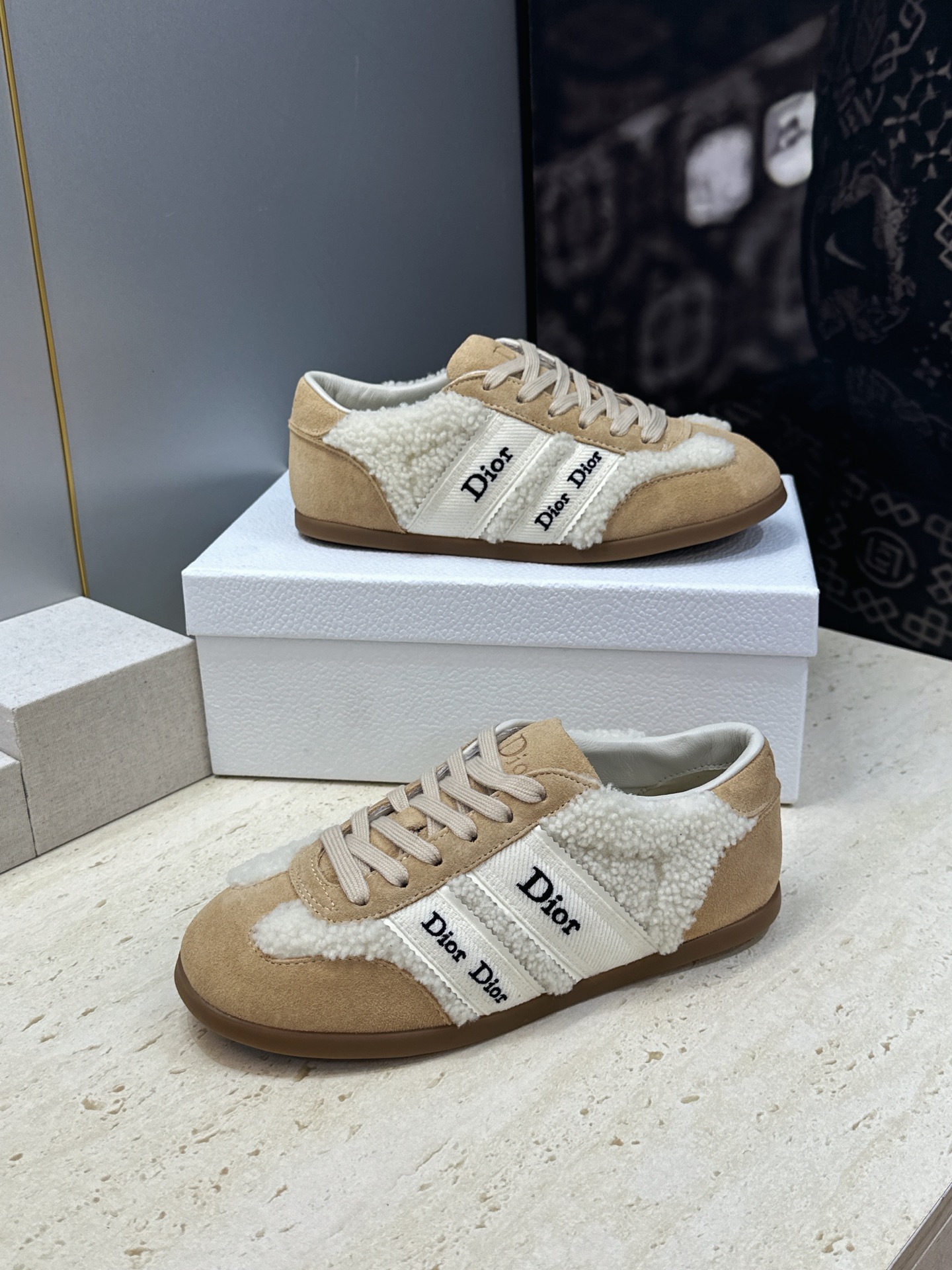 迪奥 Dior 2026秋冬新款Ribbon羊羔毛系带休闲运动女鞋 CD字母logo织带平底圆头拼色防寒保暖阿甘徳训鞋 迪奥 Dior 2026秋冬新款Ribbon羊羔毛系带休闲运动女鞋 CD字母logo织带平底圆头拼色防寒保暖阿甘徳训鞋