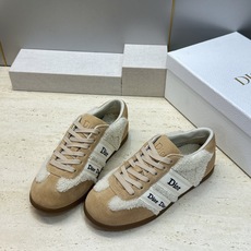 迪奥 Dior 2026秋冬新款Ribbon羊羔毛系带休闲运动女鞋 CD字母logo织带平底圆头拼色防寒保暖阿甘徳训鞋 迪奥 Dior 2026秋冬新款Ribbon羊羔毛系带休闲运动女鞋 CD字母logo织带平底圆头拼色防寒保暖阿甘徳训鞋