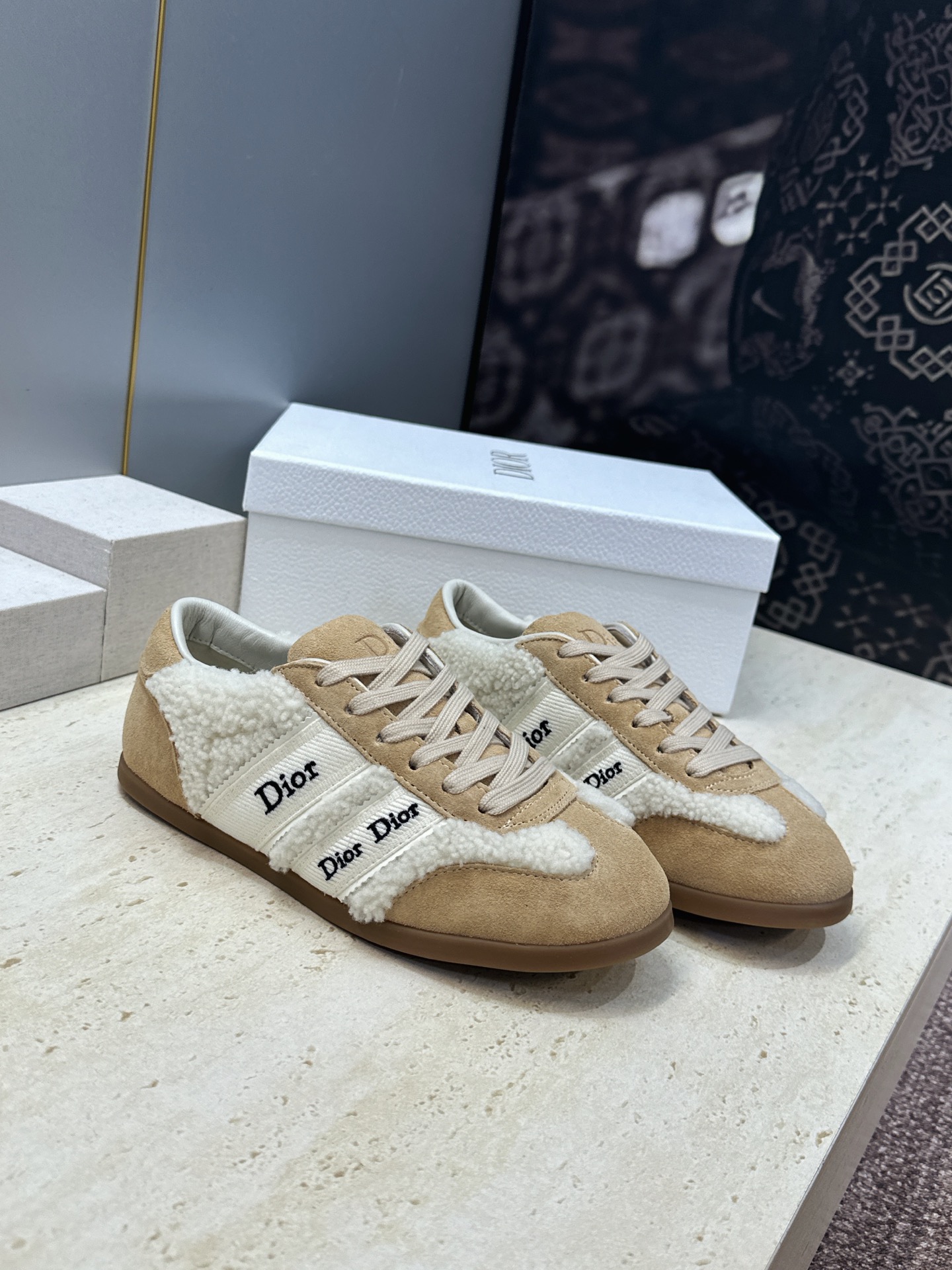 迪奥 Dior 2026秋冬新款Ribbon羊羔毛系带休闲运动女鞋 CD字母logo织带平底圆头拼色防寒保暖阿甘徳训鞋 