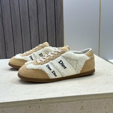 迪奥 Dior 2026秋冬新款Ribbon羊羔毛系带休闲运动女鞋 CD字母logo织带平底圆头拼色防寒保暖阿甘徳训鞋 迪奥 Dior 2026秋冬新款Ribbon羊羔毛系带休闲运动女鞋 CD字母logo织带平底圆头拼色防寒保暖阿甘徳训鞋